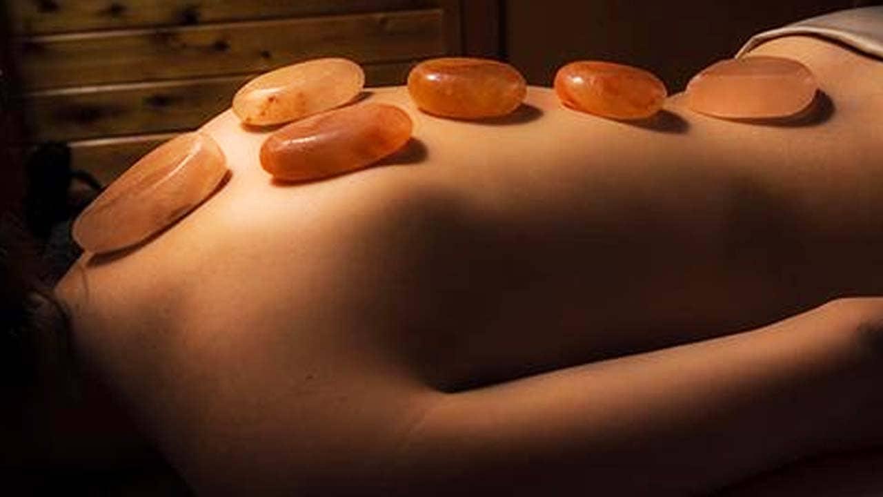 Phương pháp massage với đá muối tại Osum Spa. Nguồn: Internet