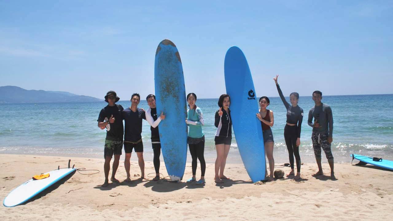 Thỏa thích chơi lướt sóng khi đăng kí dịch vụ tại Victoria Hội An Beach resort 