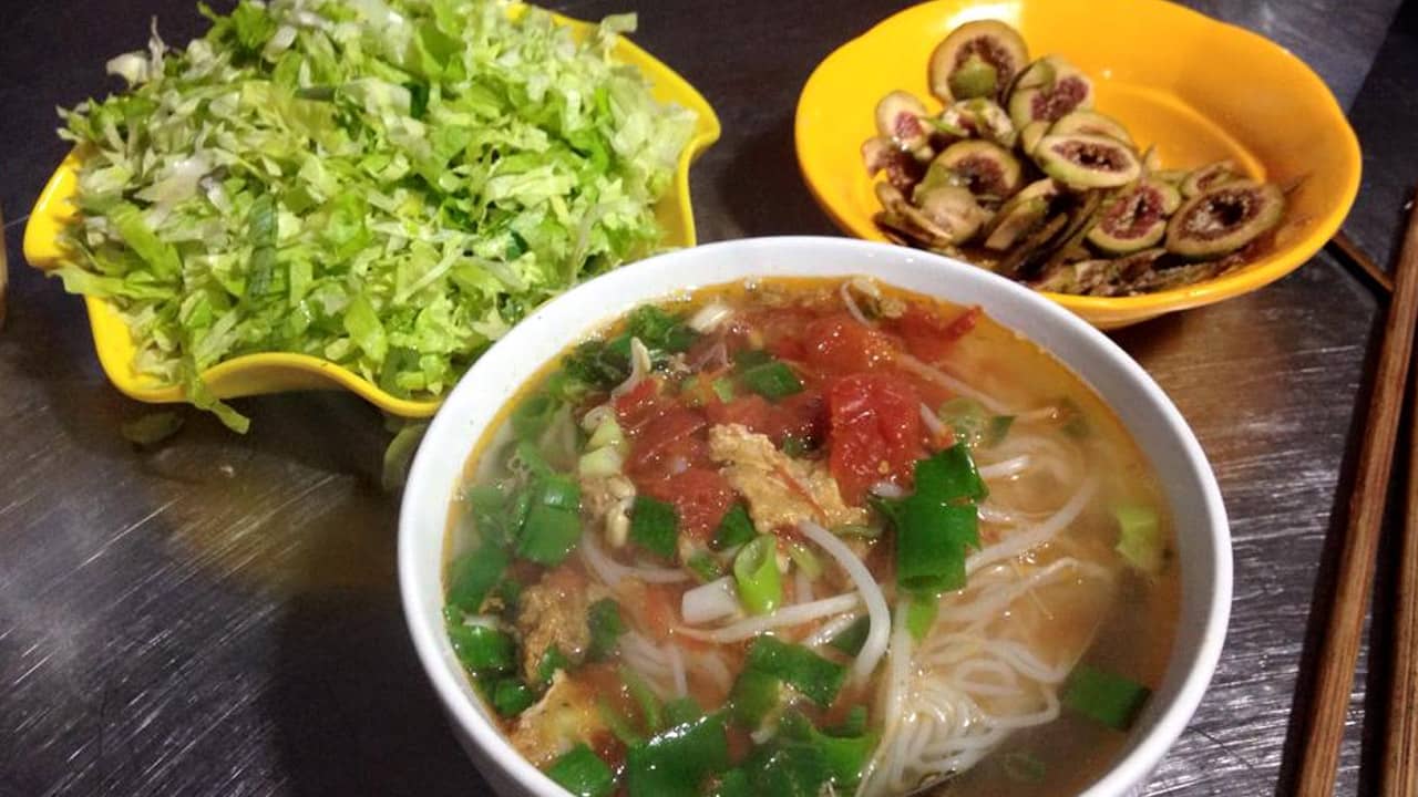 Với những người dân Nam Định, bún sung tại chợ Diên Hồng là món ăn rất quen thuộc.