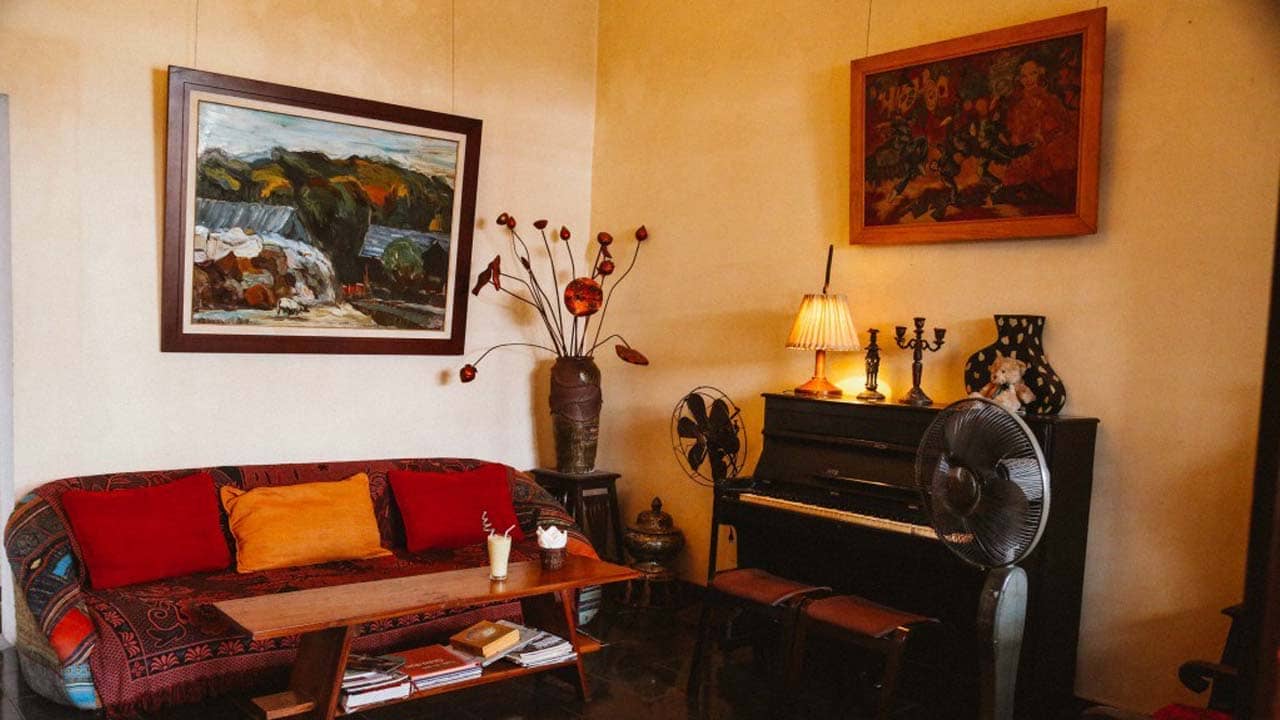 Một góc bàn ghế sofa với đủ loại vật trang trí theo phong cách vintage. Nguồn: Internet