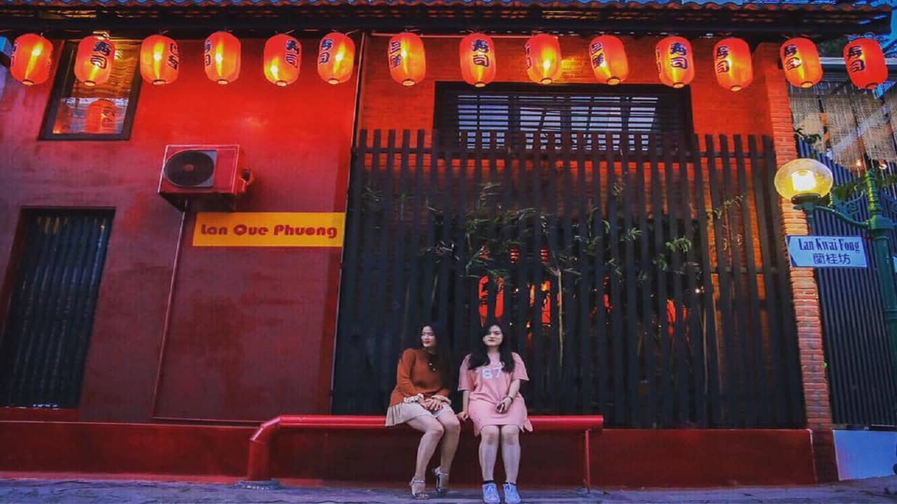 Bigdog homestay Ninh Thuận nổi bật với phông nền màu đỏ, đèn lồng trang trí đỏ rực và bảng hiệu “Lan Kwai Fong” (Lan Quế Phường)