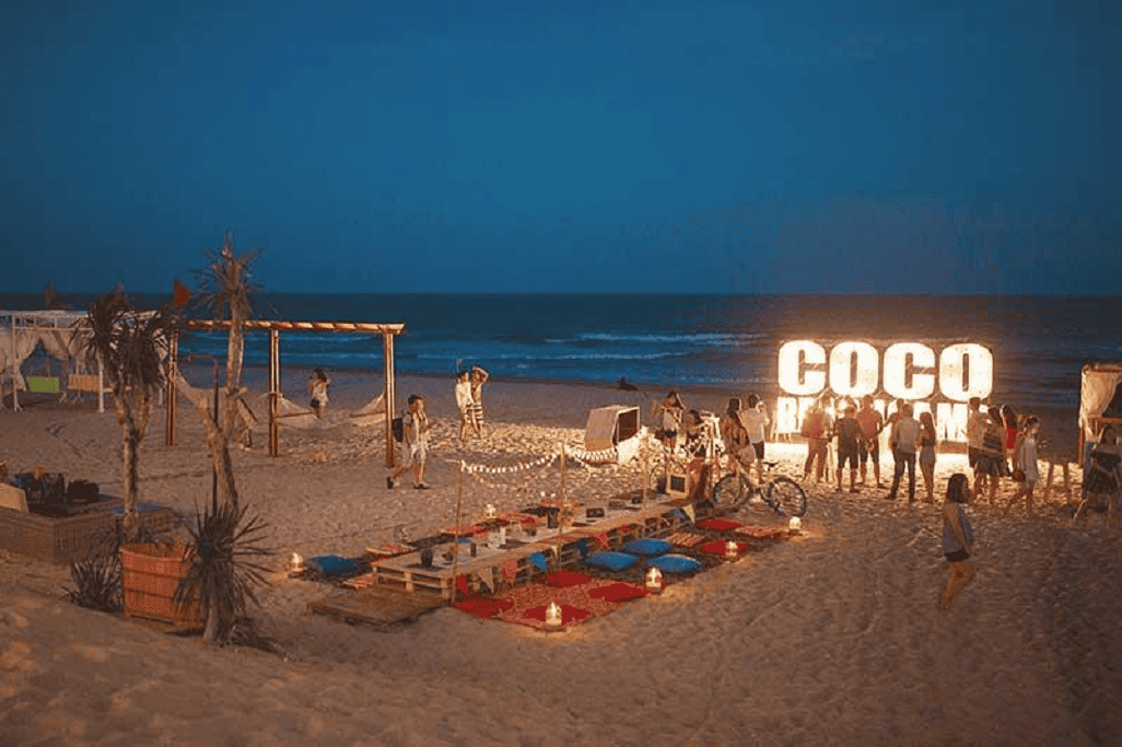 Hòa mình vào điệu nhạc sôi động cùng bữa tiệc hoành tránh là hoạt động không thể bỏ qua vào buồi tối ở Coco beach Camp