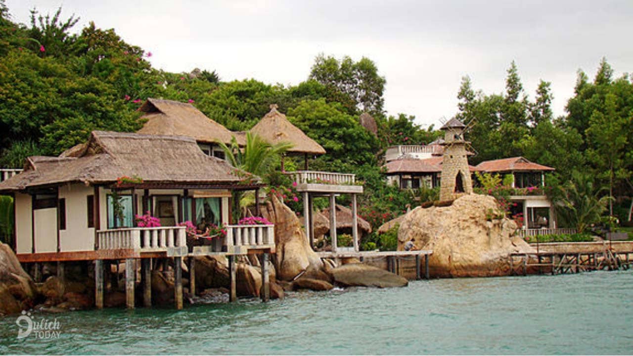 gia-phong-o-resort-ngoc-suong-cam-ranh-superior-bungalow