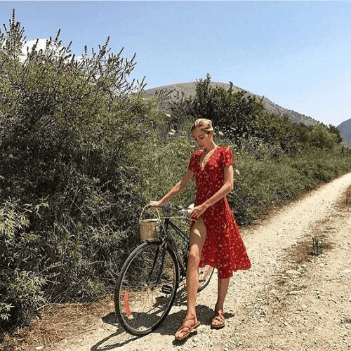Bạn thấy không, dù là hoạt động hơi “khó” để thử như mặc váy hoa liti đạp xe, thì kiểu váy này vẫn có thể cân được, bạn chỉ cần sắm thêm một chiếc quần ngắn mặc để tránh sự cố là đủ.