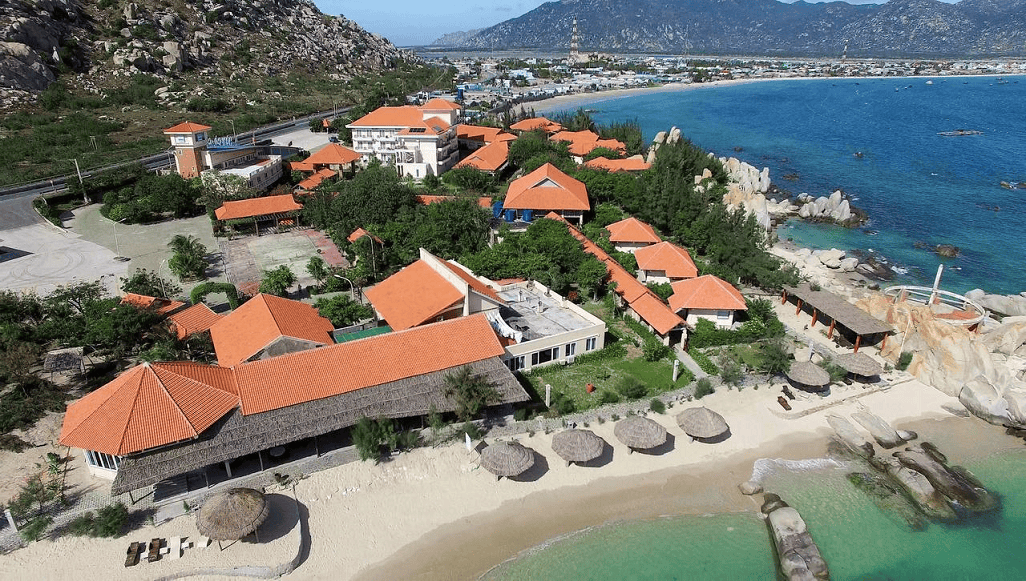Khu resort nằm sát bãi biển