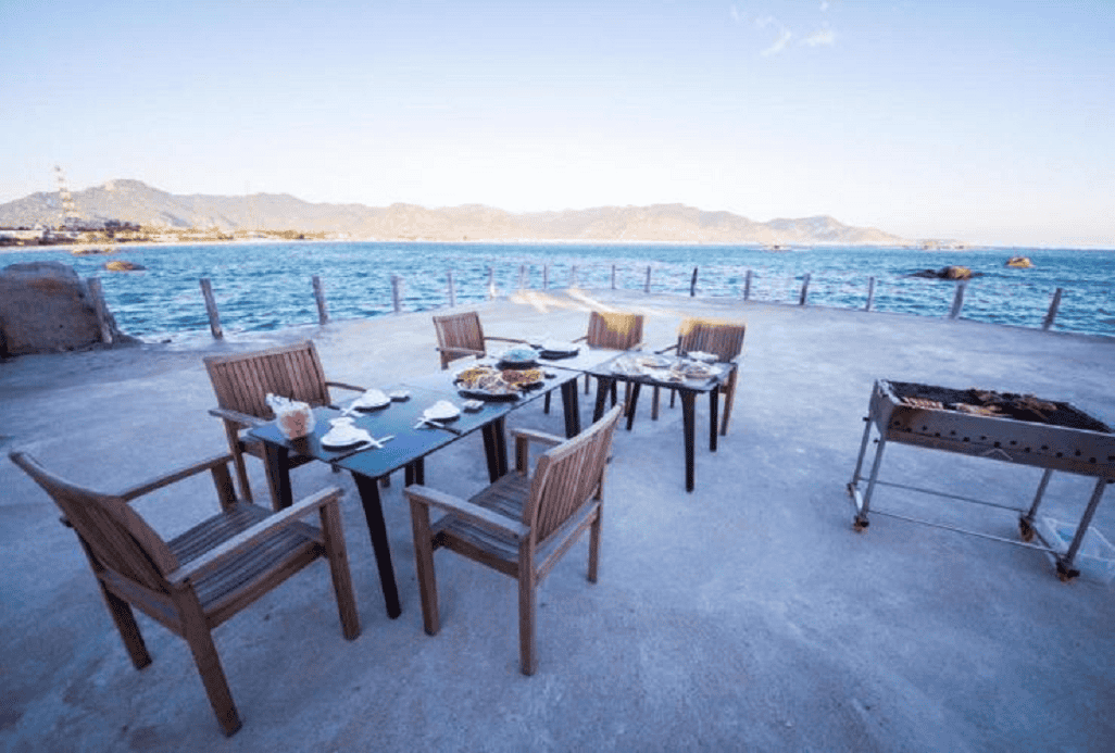 Ngồi dùng bữa bên bờ biển trong khung cảnh lãng mạn thực sự