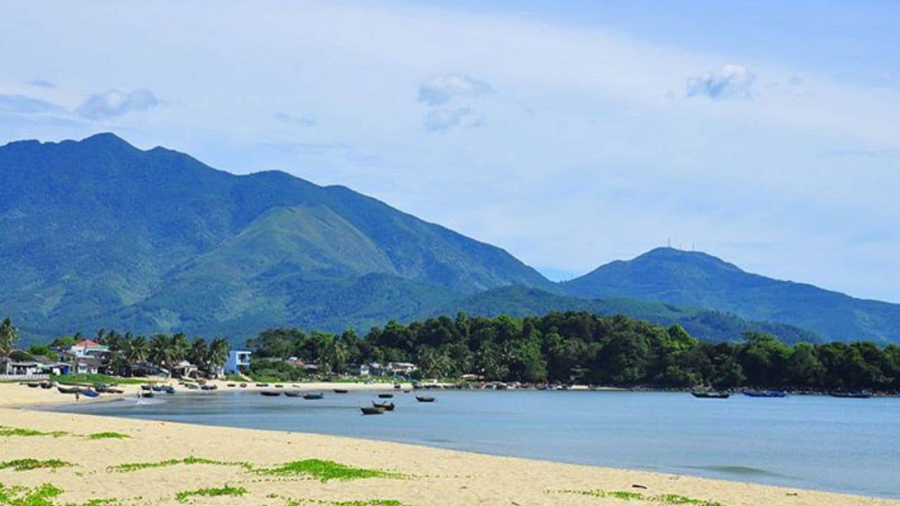 Bãi biển Xuân Thiều với nét đẹp hoang sơ làm "say lòng"du khách. Nguồn: Internet