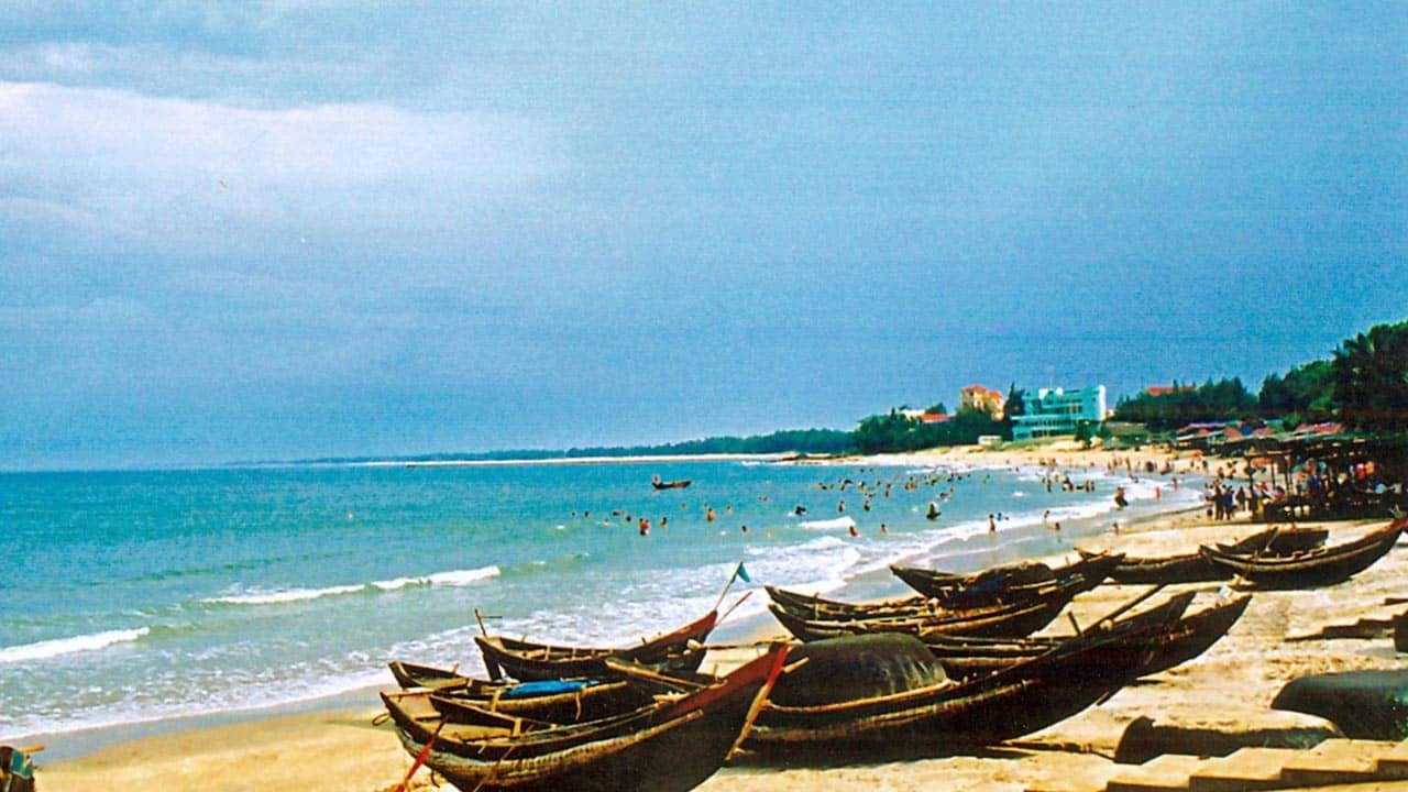 Biển Thuận An có làn nước xanh trong rất sạch, là điểm đến lý tưởng vào mùa hè