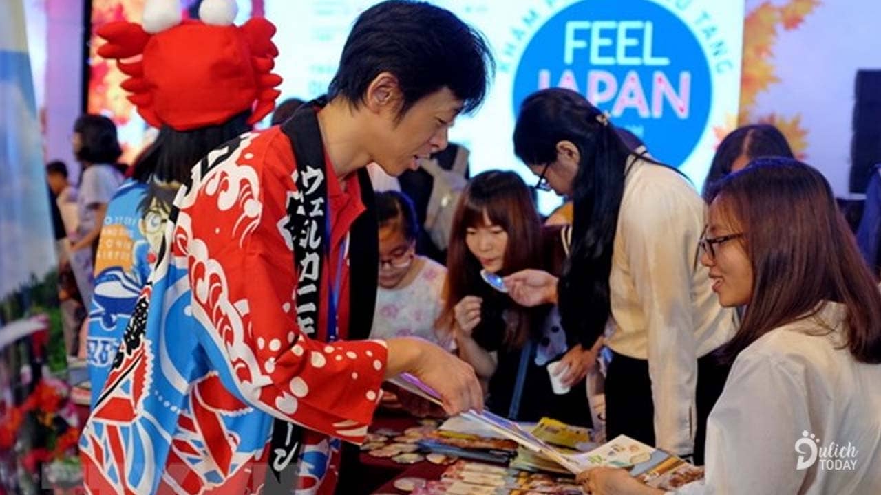 Khách tham quan và mua sắm tại Lễ hội Feel Japan in Vietnam 2018