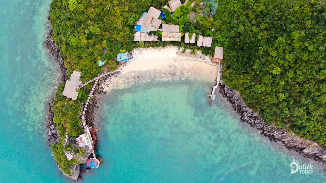 Monkey Island Resort tự núi, view hướng ra vịnh Lan Hạ