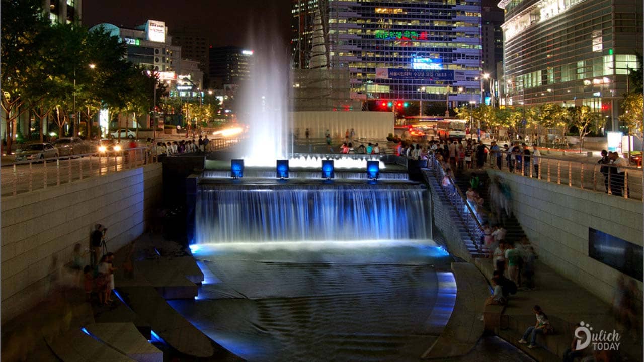 Suối Cheonggyecheon - địa điểm du lịch Seoul thoải mái thư giãn