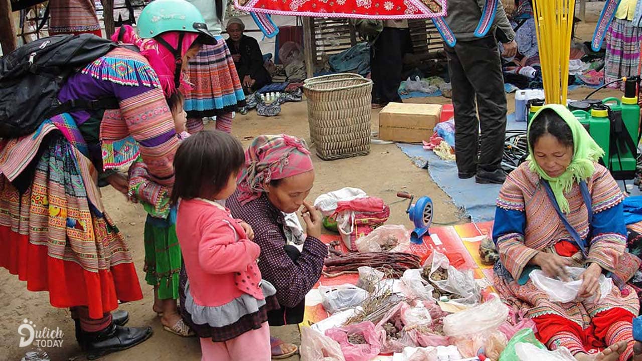 Chợ phiên Sà Phìn là phiên chợ lùi độc đáo tại Đồng Văn Hà Giang