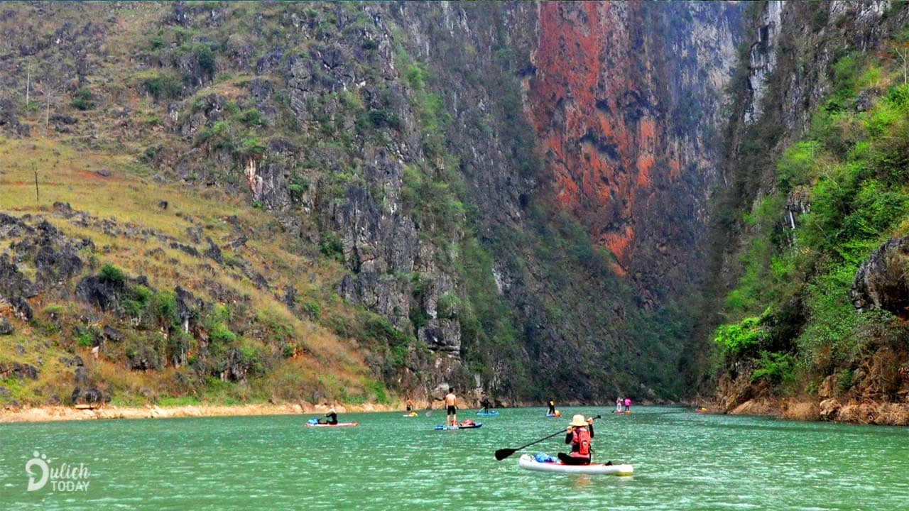Du khách chèo thuyền kayak ở hẻm vực Tu Sản huyện Mèo Vạc Hà Giang