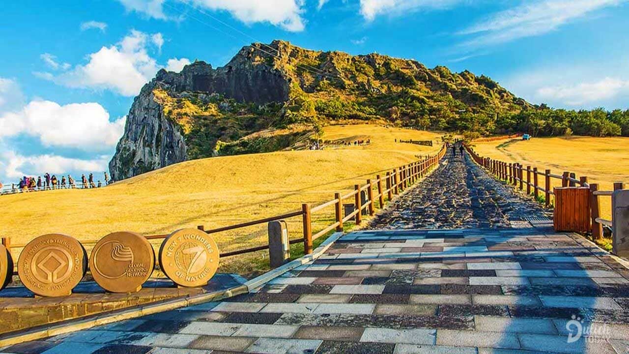 Vẻ đẹp quyến rũ của núi non làm choáng ngợp du khách khi du lịch Jeju 