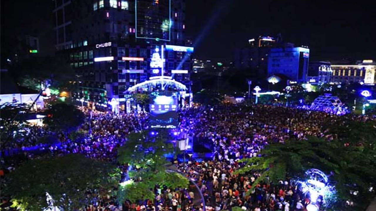 lễ hội ánh sáng Countdown Lights 2020 tiếp tục được tổ chức tại phố đi bộ Nguyễn Huệ kéo dài xuyên đêm giao thừa