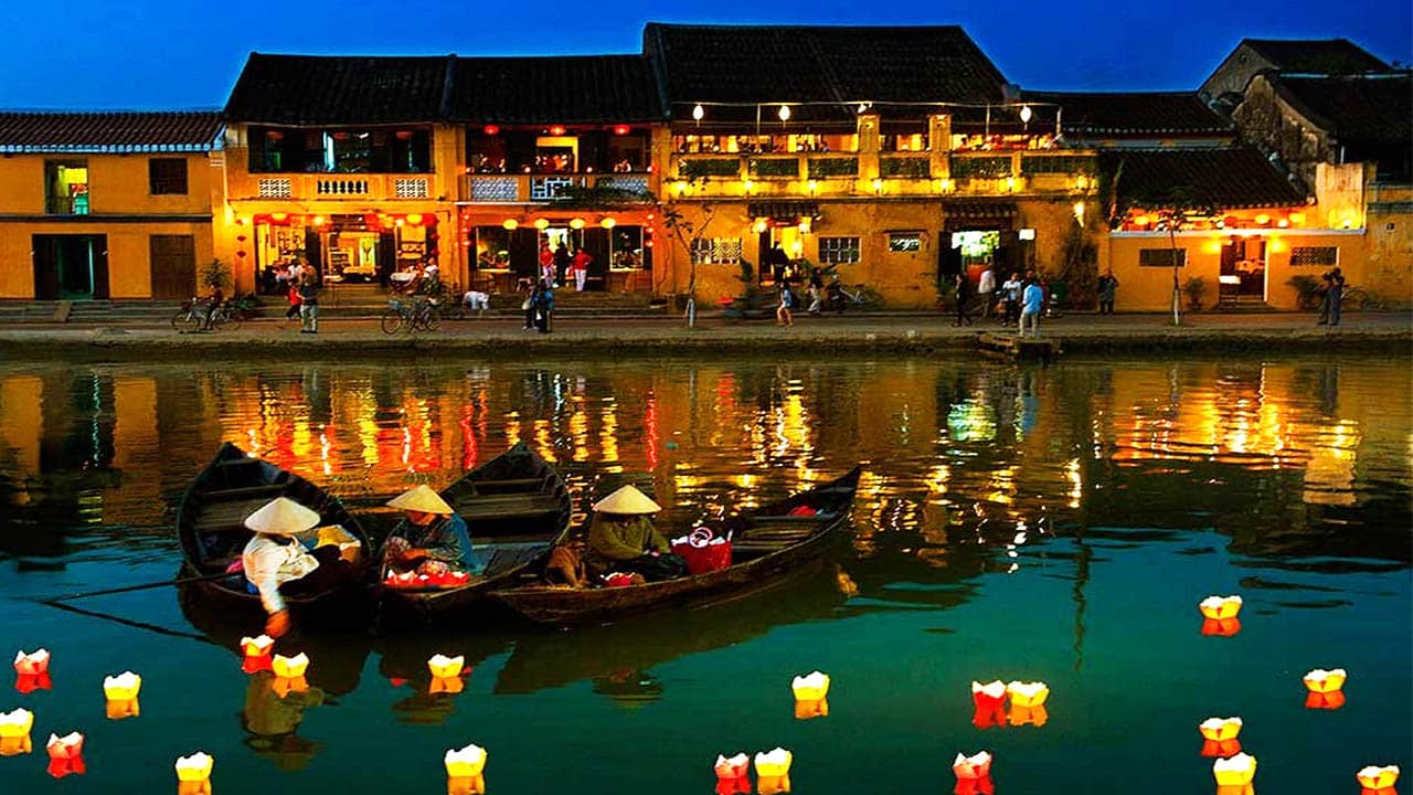 thử đi thuyền trên sông Hoài vào buổi tối, đặc biệt vào những đêm hoa đăng