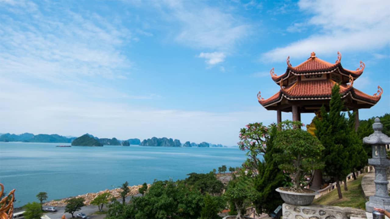 Chùa cái Bầu với view nhìn thẳng ra vịnh Bái Tử Long