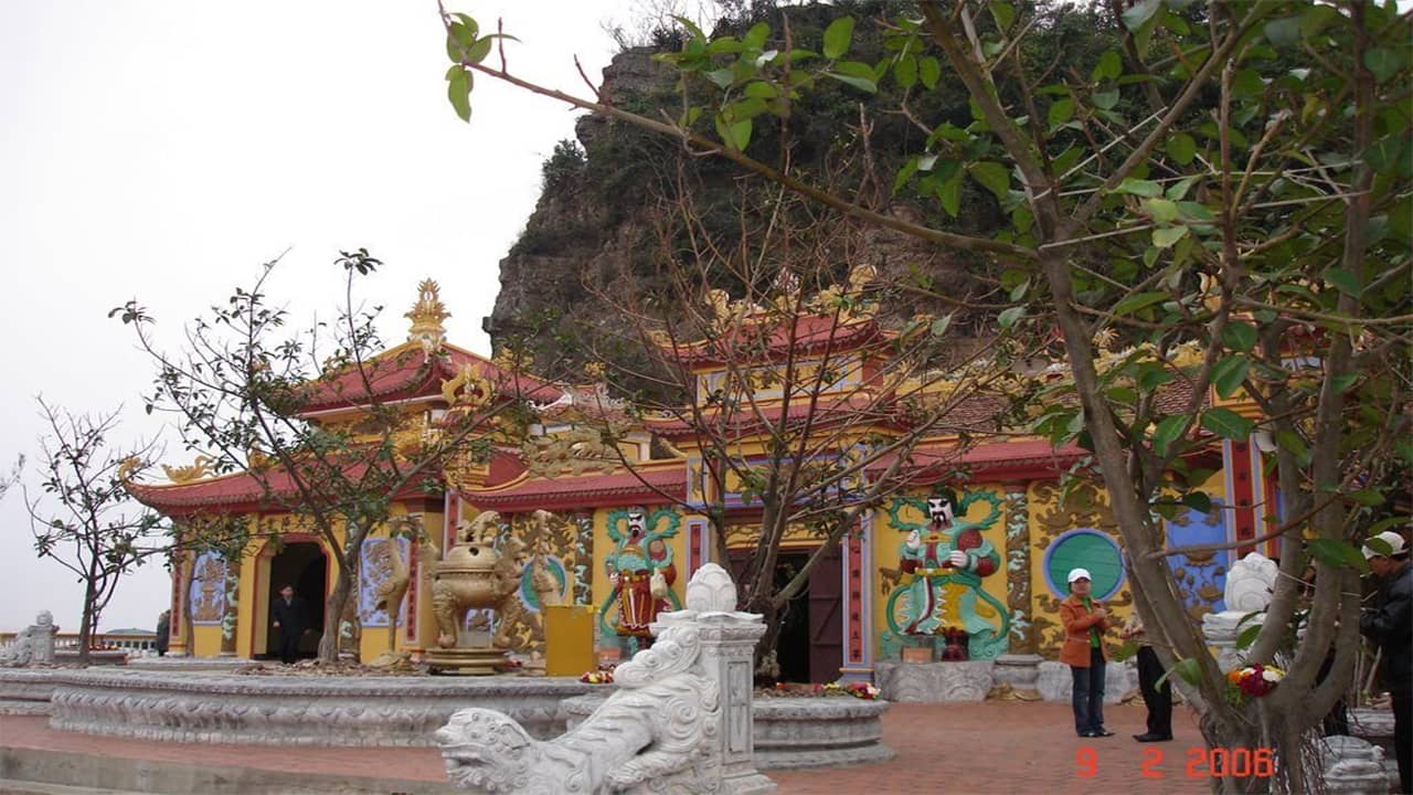 Chùa Quảng Ninh thiêng nằm giữa đảo: Đền Đầu Mối