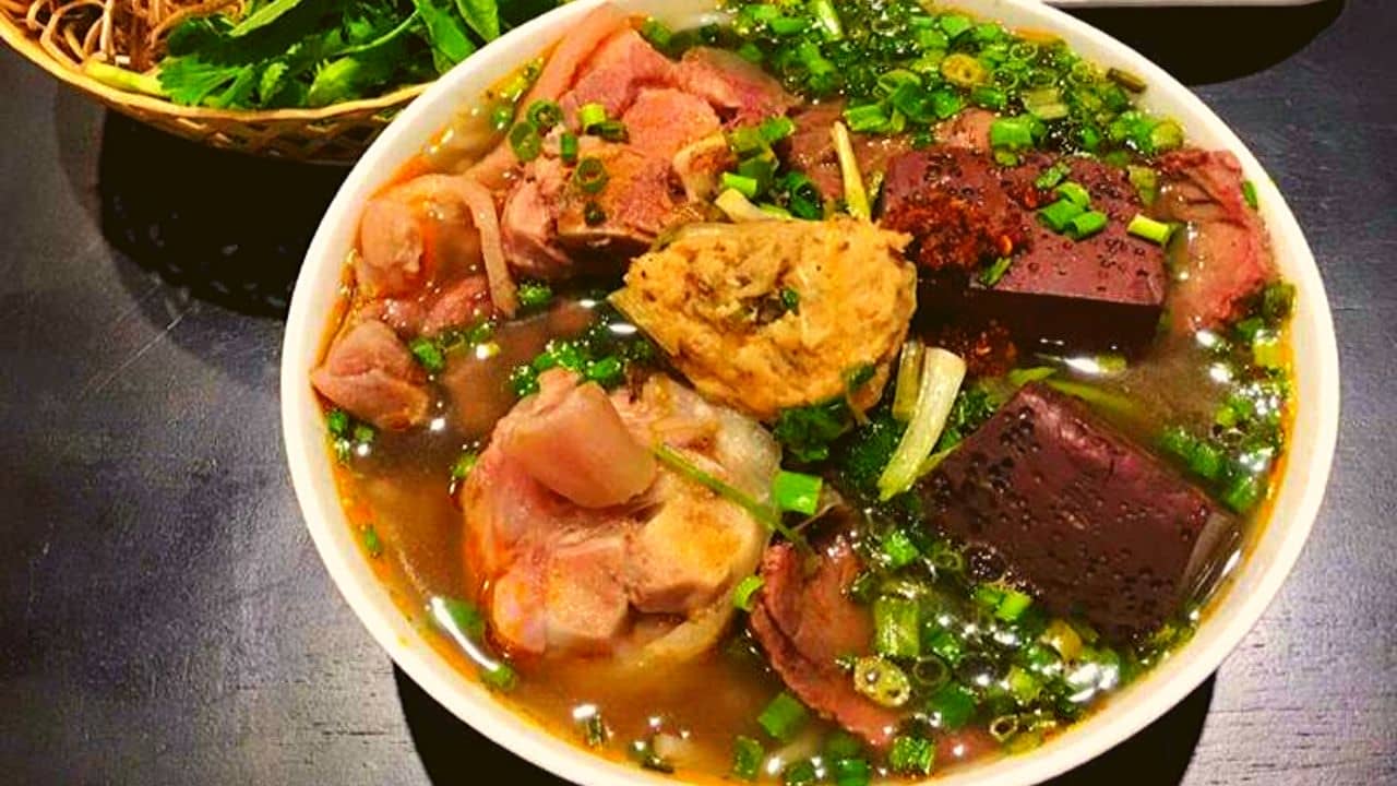 Hưng Còi là quán bún bò Huế Hà Nội ngon nổi tiếng được các tín đồ ẩm thức đánh giá cao về những tô bún đầy ụ thịt.