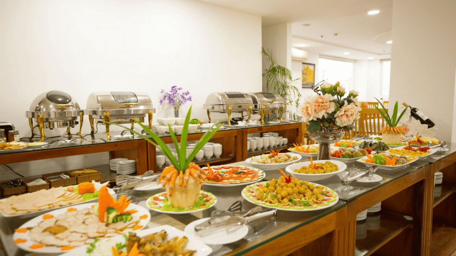 Một nhà hàng buffet kiểu Việt Nam truyền thống trong khu vực Núi Thần Tài