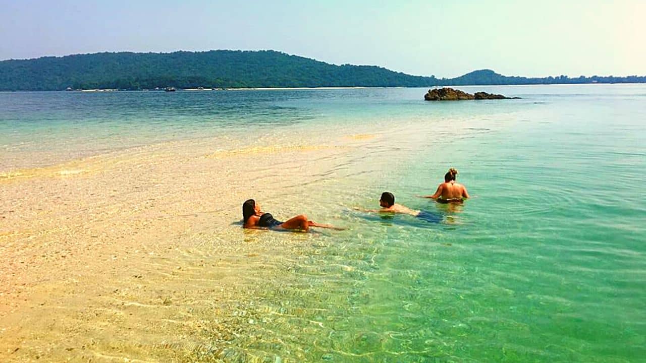 bãi tắm Vụng tiên trên đảo Cô Tô ahalong.com