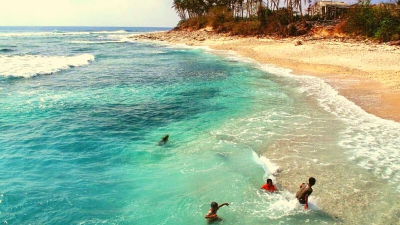 bãi tắm Bác Hồ trên đảo Cô tô ahalong.com