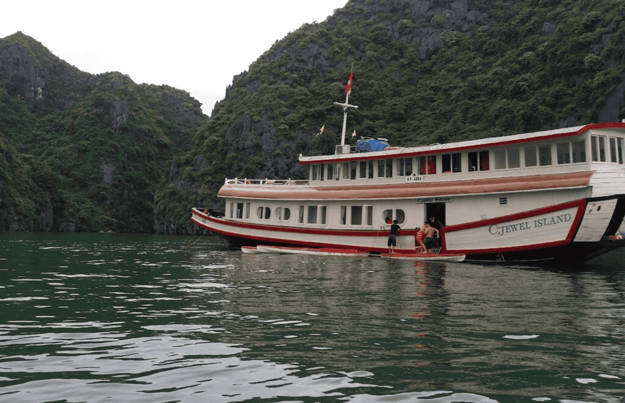 C.Jewel Cruise Cat Ba Island - Du thuyền với không gian trang nhã và lãng mạn