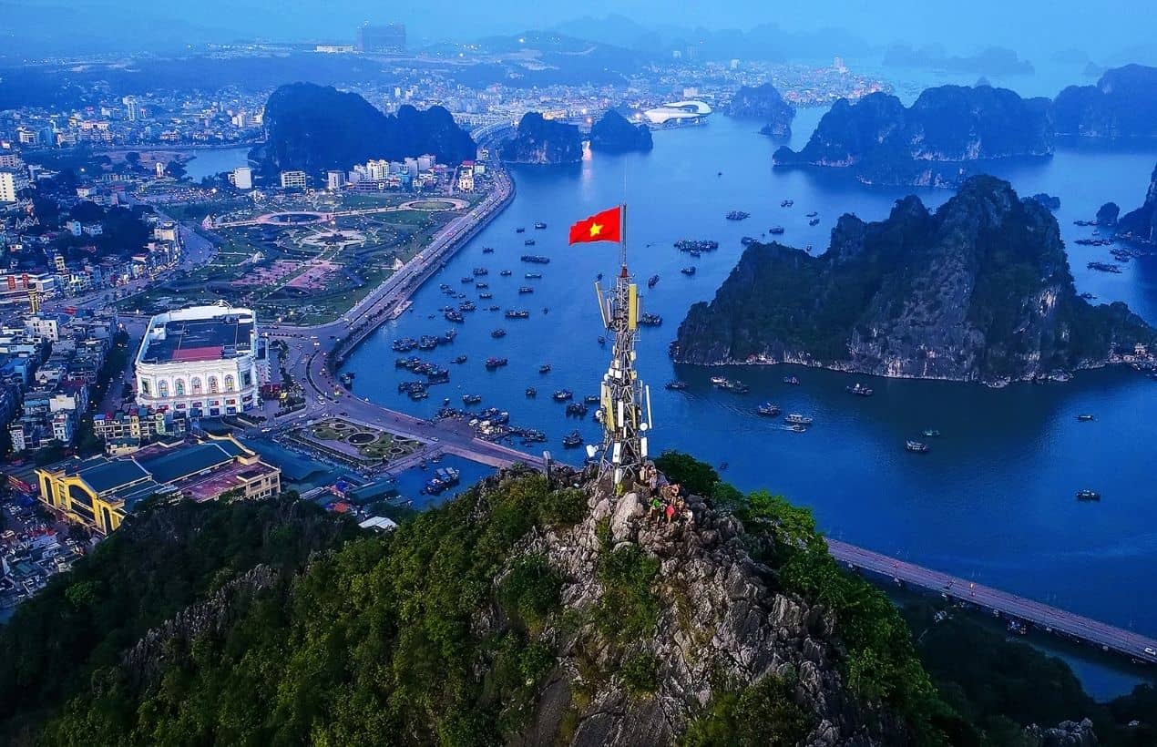 Cột cờ đỏ sao vàng đứng sừng sững tại đỉnh núi niềm tự hào của người dân đất mỏ Quảng Ninh