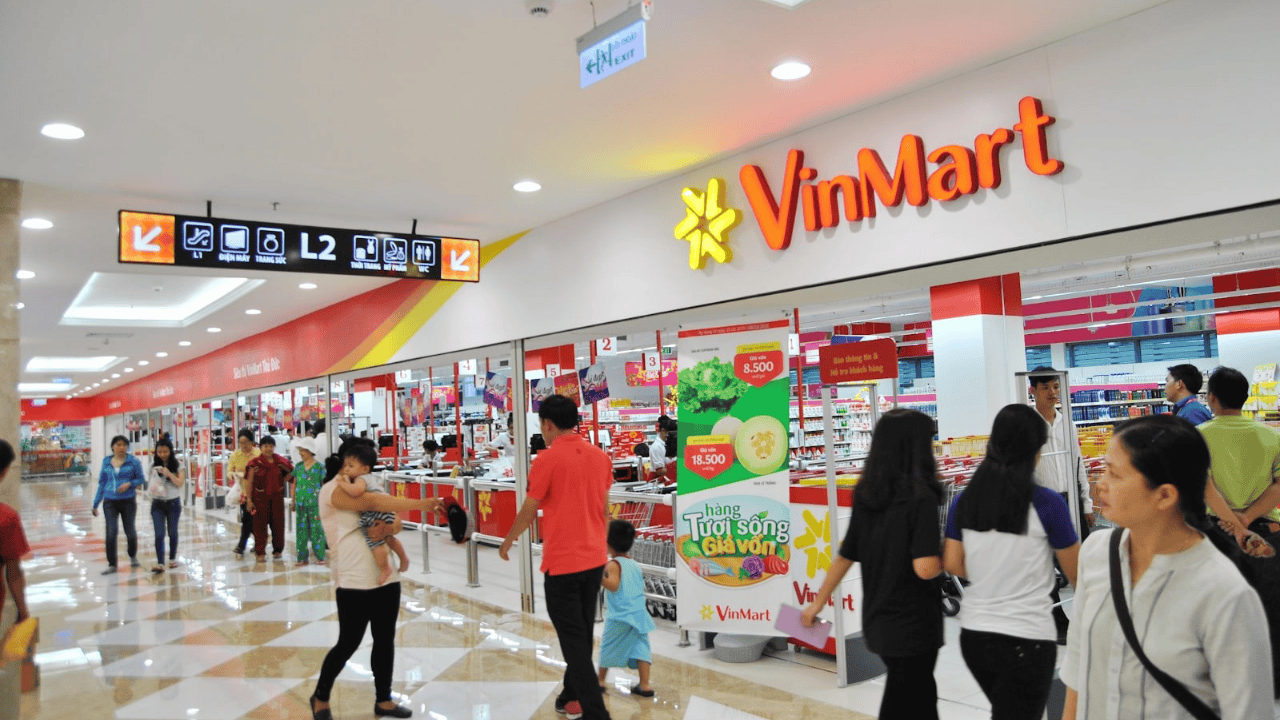 Chuối siêu thị mini nằm rải rác nhiều nơi trong thành phố, có thể dễ dàng tìm thấy Vinmart với sắc đỏ đặc trưng