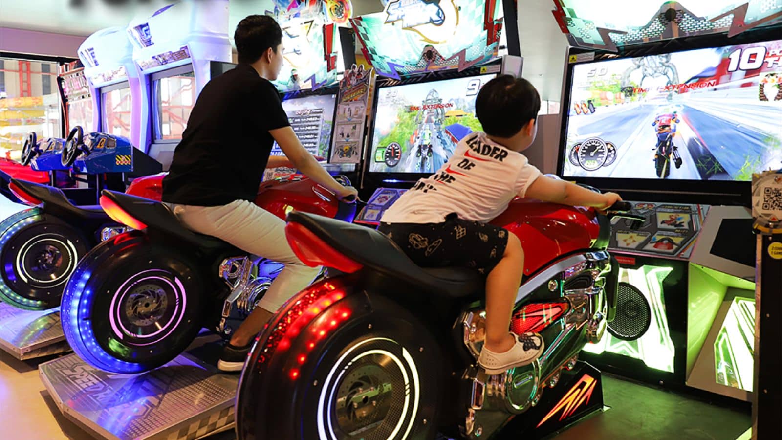 Du khách trải nghiệm trò chơi thực tế ảo tại khu Tokyo Dream Game