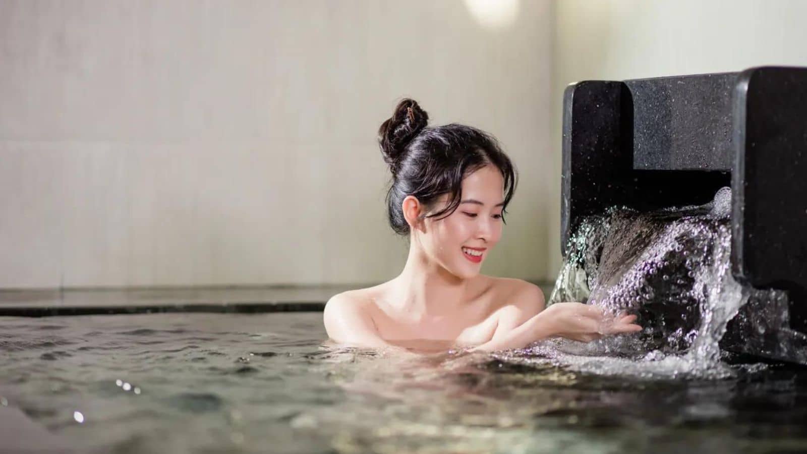 Du khách trải nghiệm tắm Onsen tại khu du lịch suối nước nóng Mikazuki