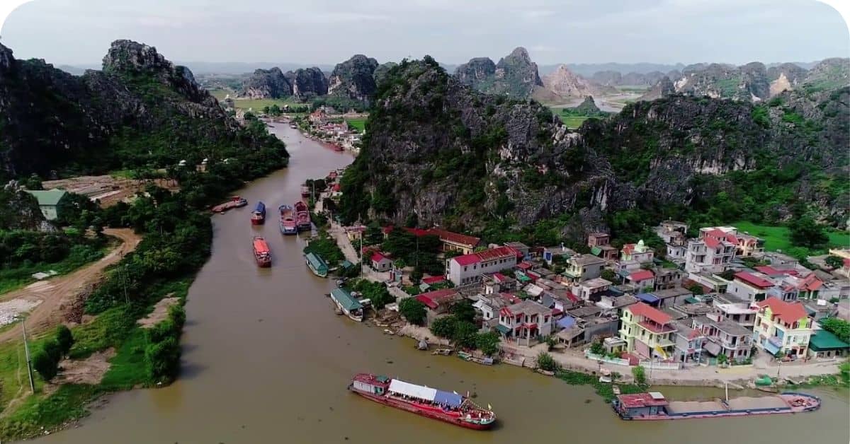 Suối nước nóng Kênh Gà thuộc làng nổi Kênh Gà, Ninh Bình
