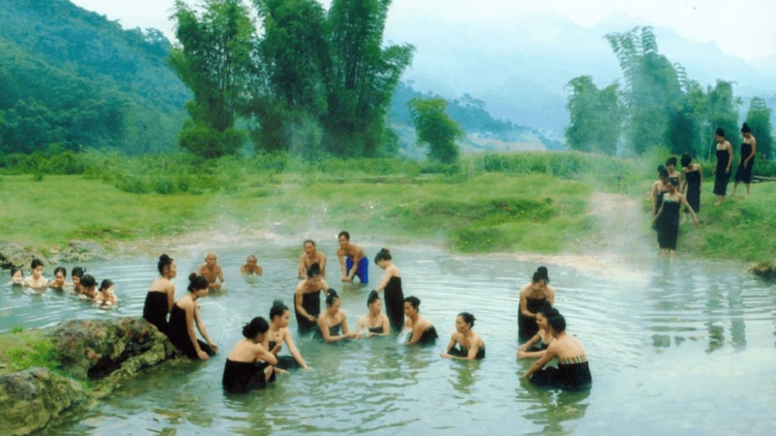 Tắm suối nước nóng Bản Hốc - bể tắm cộng đồng của người Thái