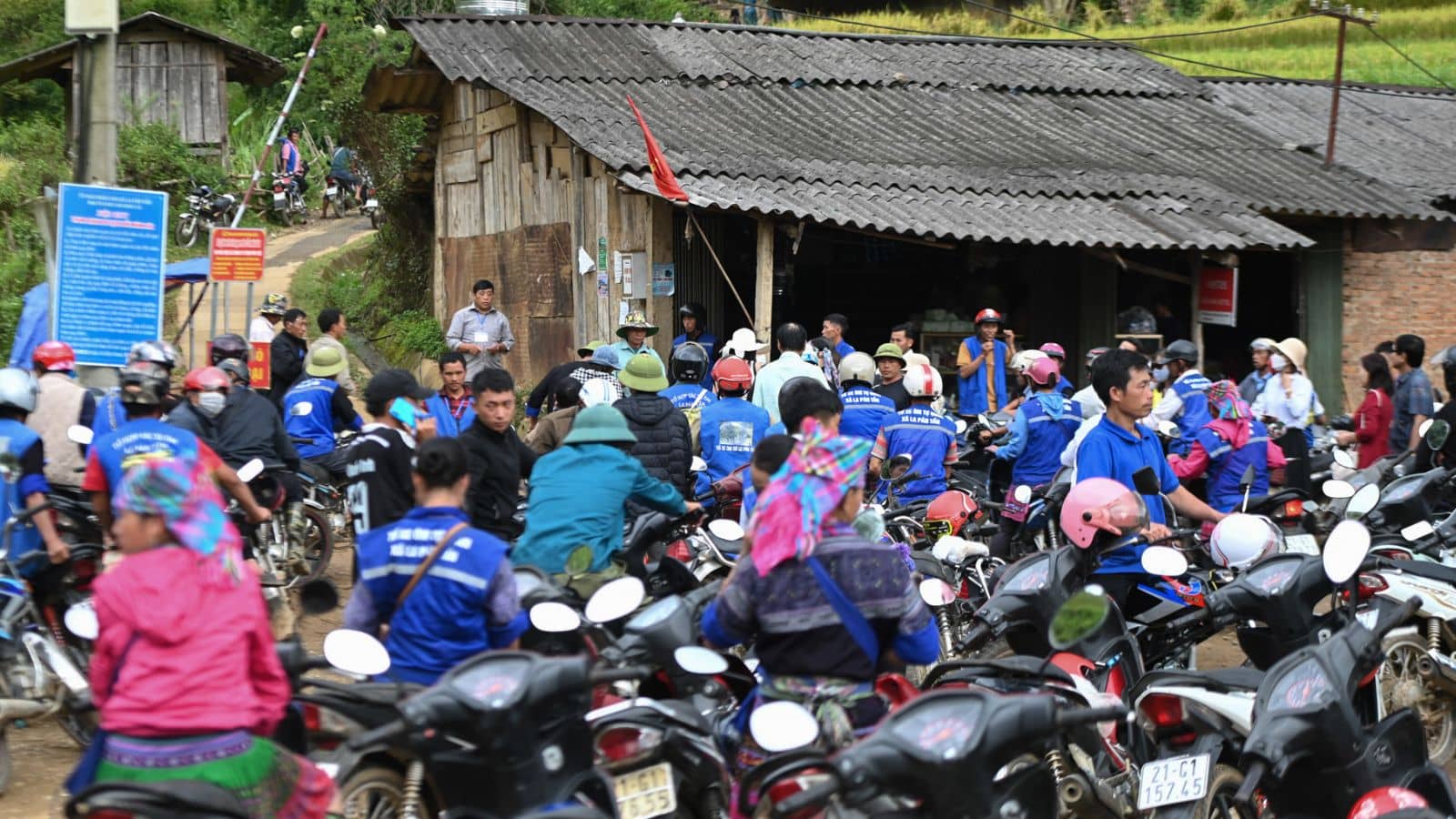 Hàng trăm chiếc xe máy xếp hàng ở điểm dừng - Nguồn vietnamnet