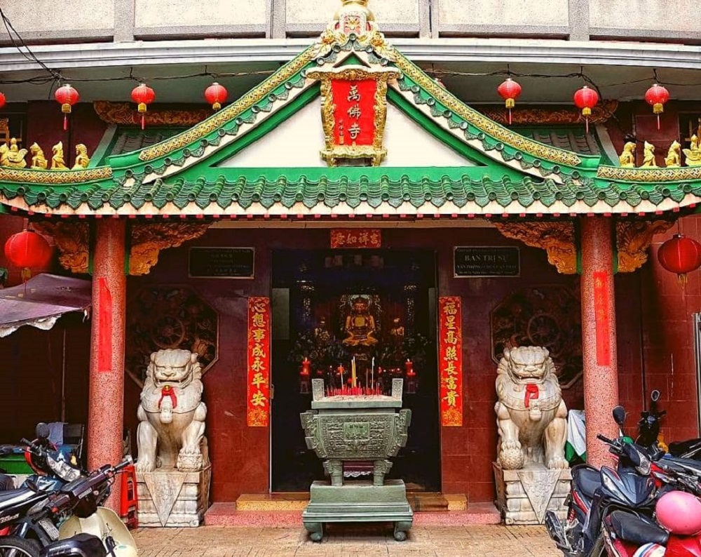 10000 bức tượng độc đáo của ngôi chùa sở hữu máy xin xăm tự động