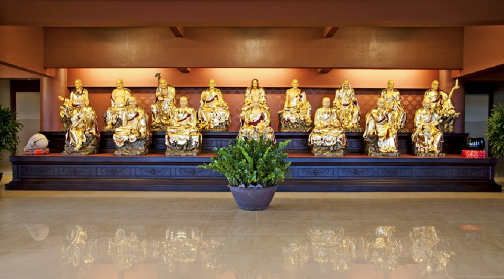 Chùa Huê Nghiêm là nơi sinh hoạt cho pháp hội lớn tập hợp tất cả những hành giả Pháp Hoa Đạo (Tràng Pháp Hoa – dành cho những Phật tử trẻ sinh hoạt đạo Phật) ở TP. Hồ Chí Minh mỗi tuần. Ảnh sưu tầm