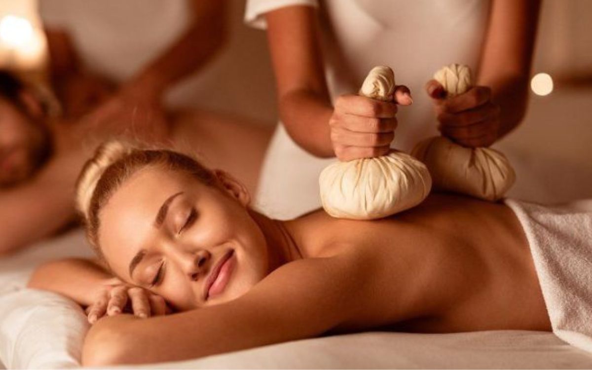 Massage giúp lưu thông máu, xương linh hoạt,...