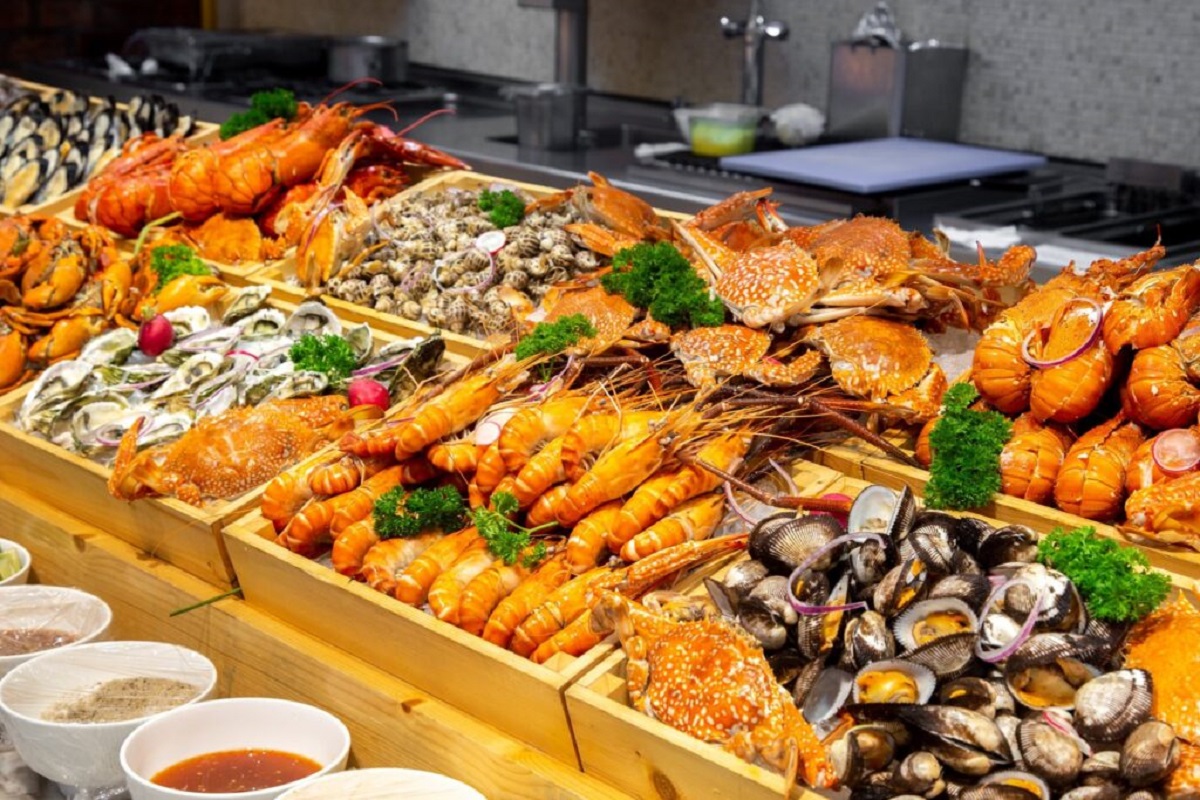 Ngoài các món hải sản, món ăn đặc sản Hạ Long, bạn có thể thưởng thức các món ăn ngon nổi tiếng của các nền ẩm thực Á, Âu có tại nhà hàng 