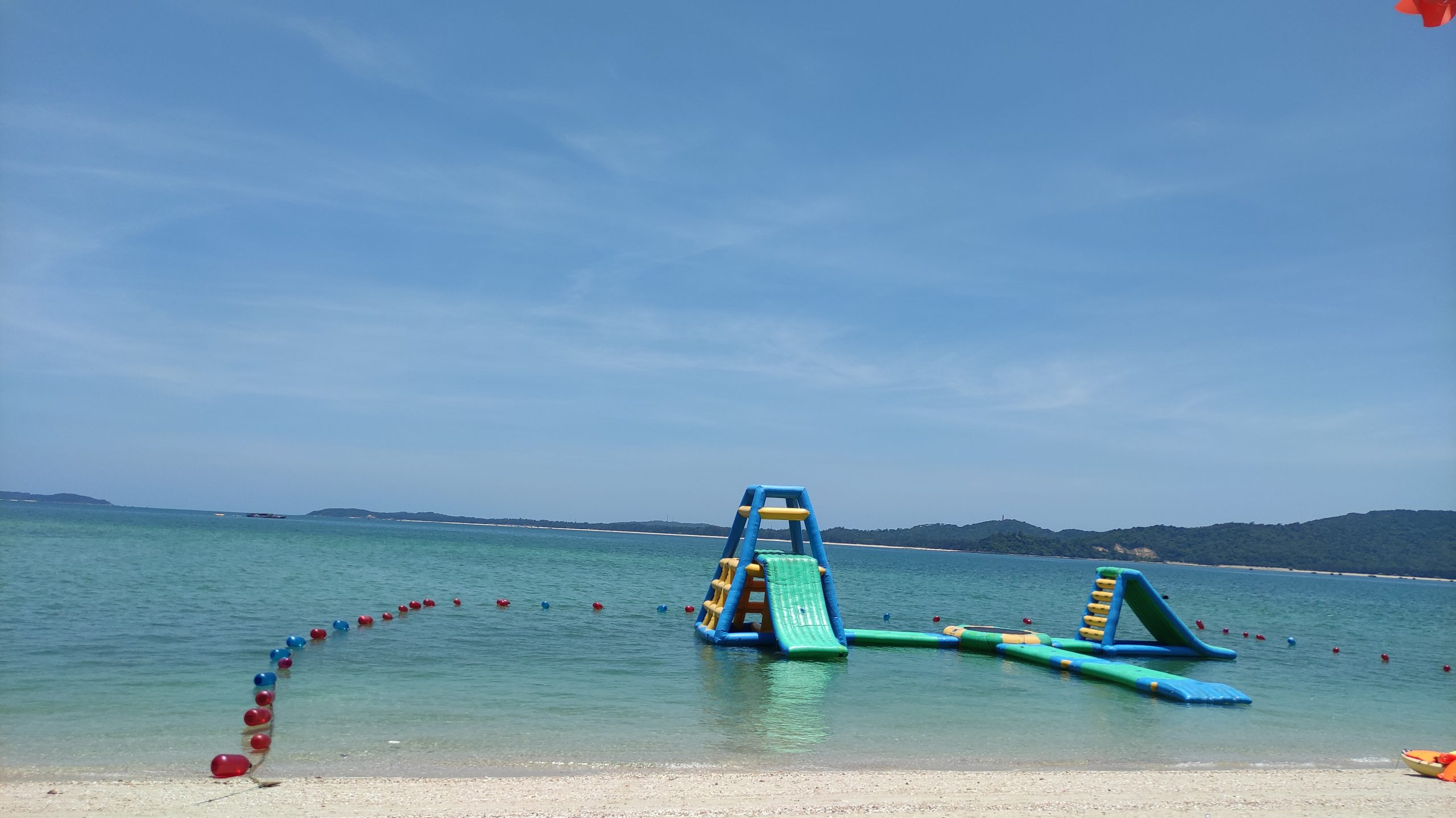 Biển Cô Tô nước trong xanh như những bãi biển của duyên hải miền Trung