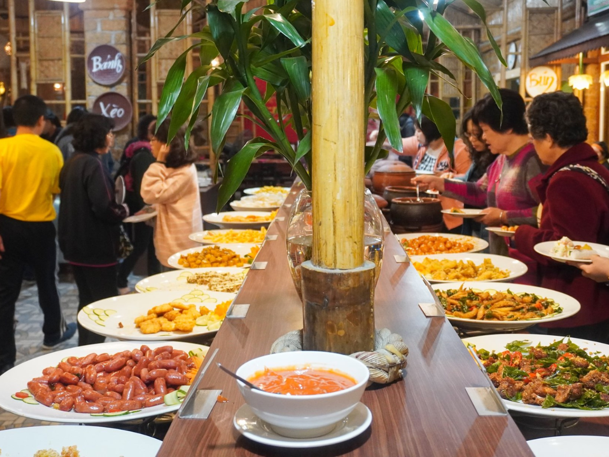 Quầy line đa dạng đồ ăn tại Sen Á Đông Buffet