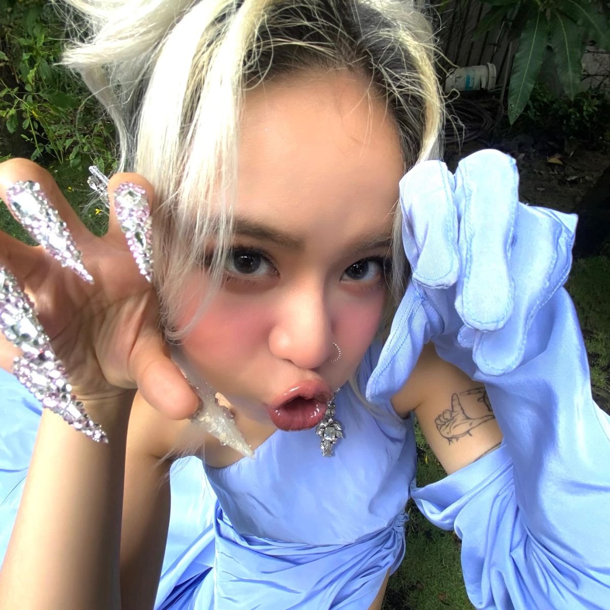 Cô nàng Tlinh với bộ Nail từ Nail Room Mit's House trong MV "ghệ iu dấu của em ơi"