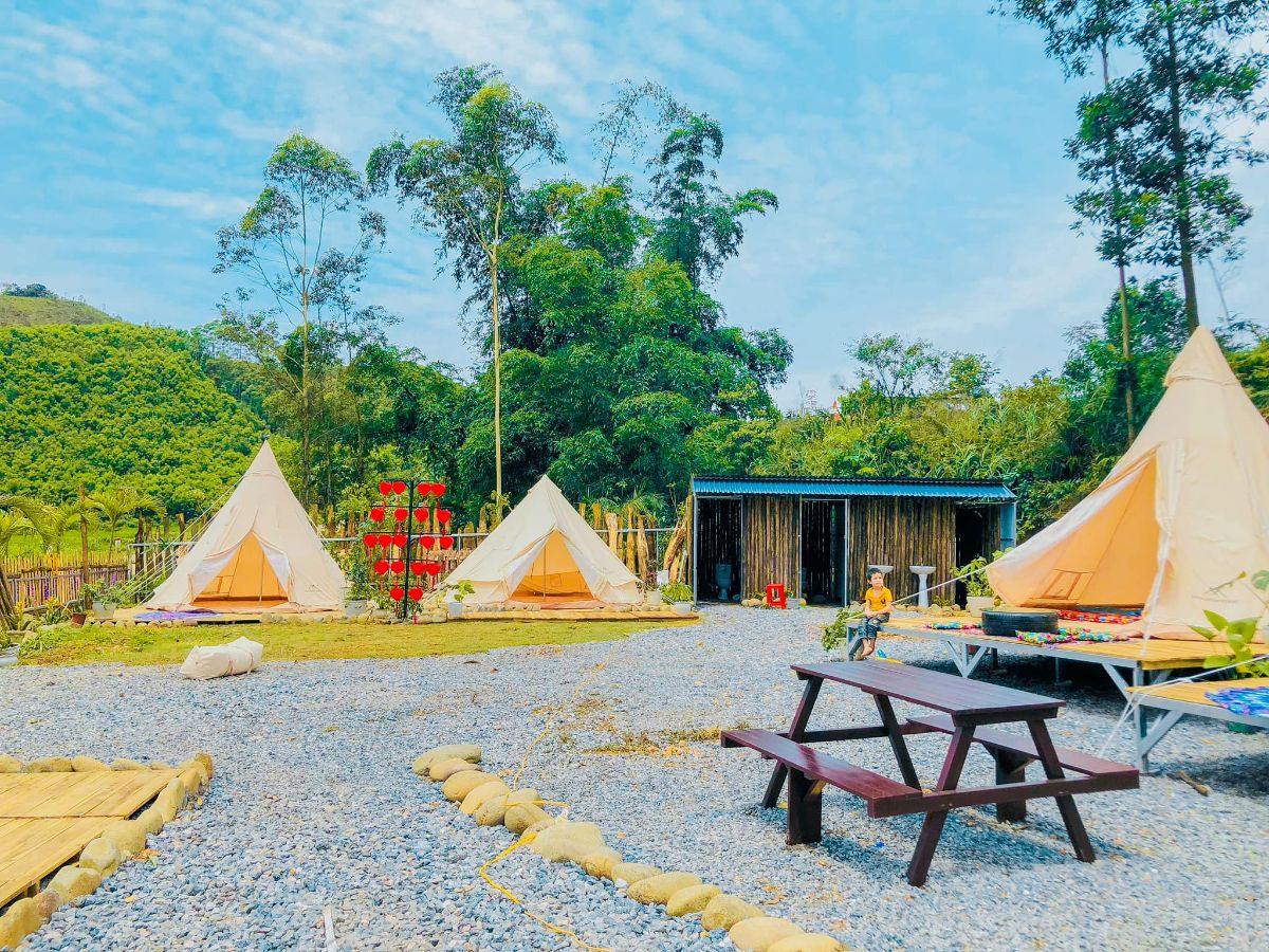 Camping với lều trại tại khu du lịch sinh thái