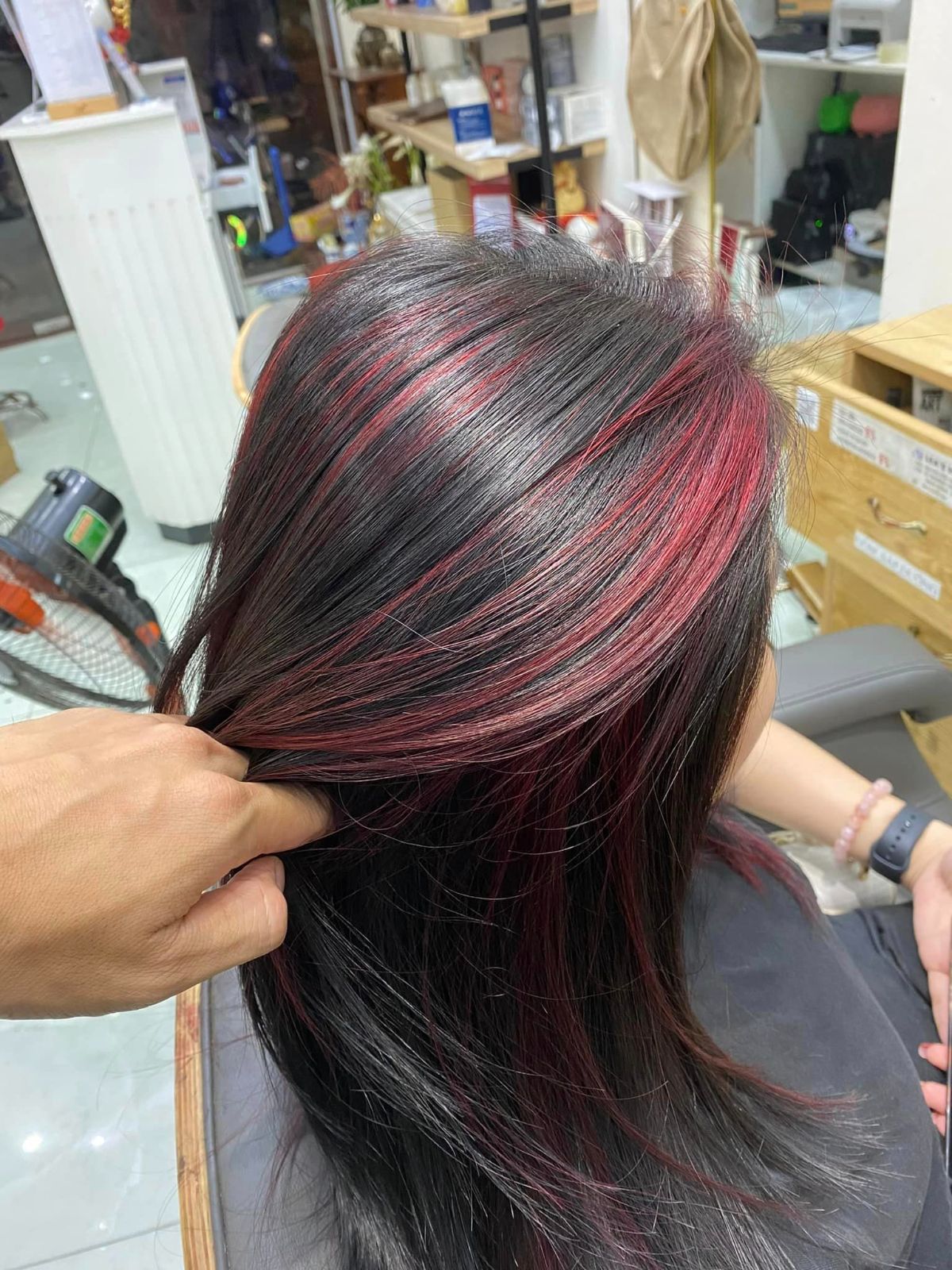 Mái tóc nhuộm hightlight đỏ đầy cá tính tại Lea's Hair Salon 