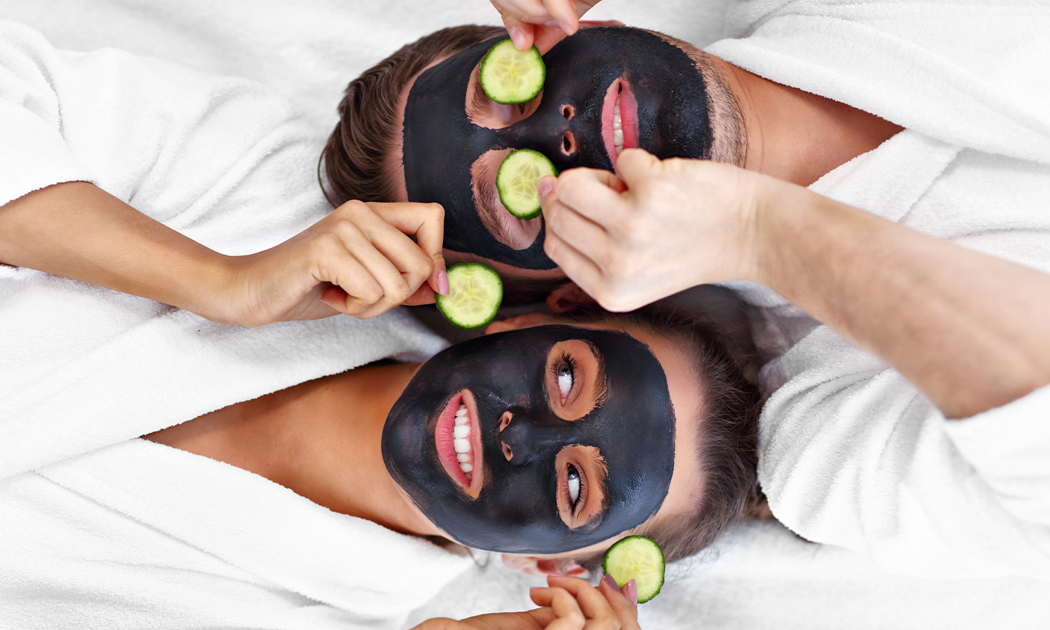 Massage, đắp mặt nạ, thư giãn và chăm sóc bản thân cùng nhau