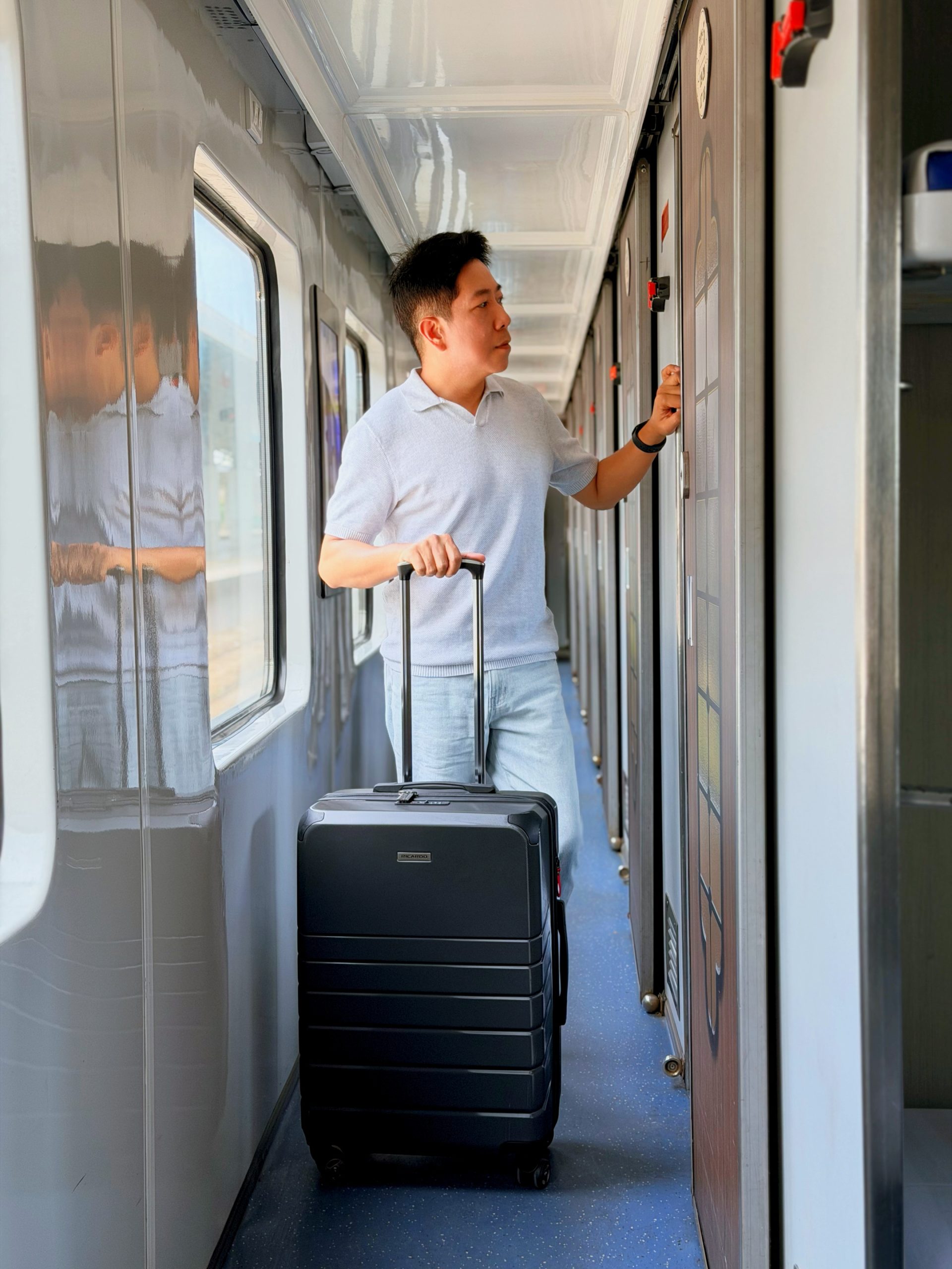 Vali size 24 đựng được bao nhiêu kg, phù hợp chuyến đi mấy người? 1 Ảnh: Nhà báo Việt Phương cùng dòng vali kéo Ricardo Oceano đến từ Mỹ (24 inch)